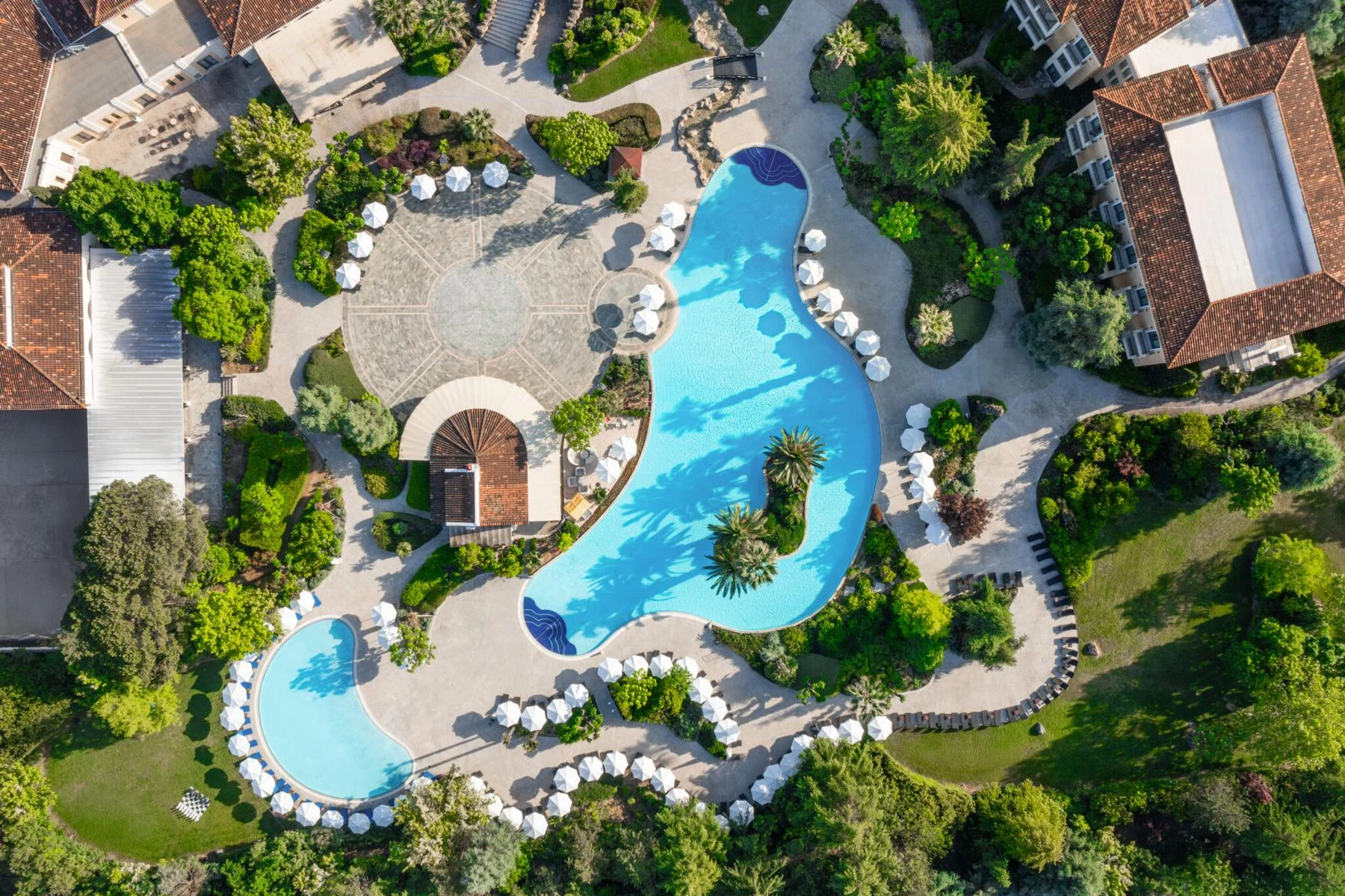 Hotel setting accompanying the article